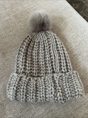 Women’s Gray Knit Pom Beanie Hat